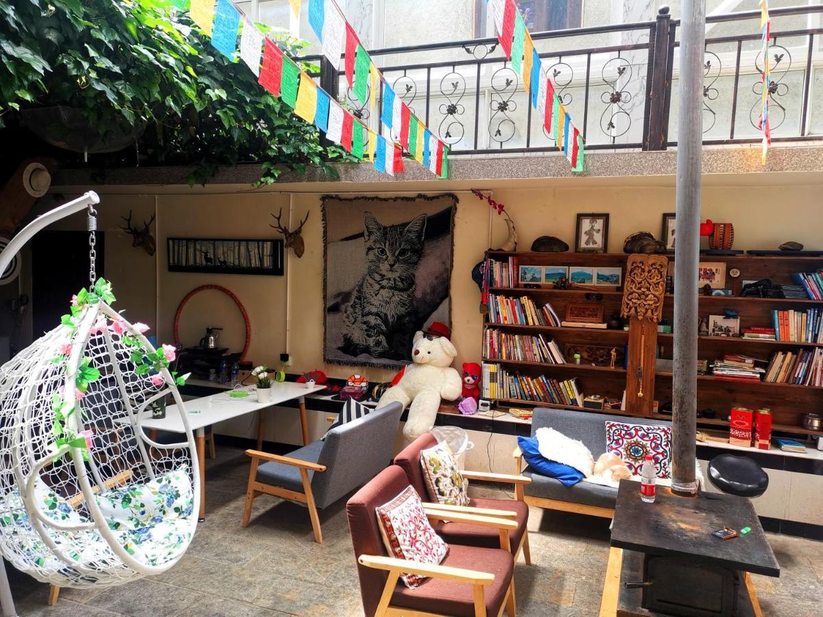 The Moon Bird Hostel Shangri-La Exterior foto